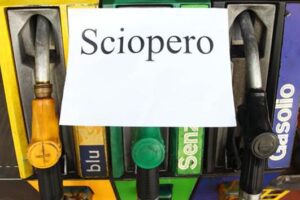 Carburanti, sciopero dei benzinai ridotto a 48 ore. Il Codacons: “E’ una presa per i fondelli”