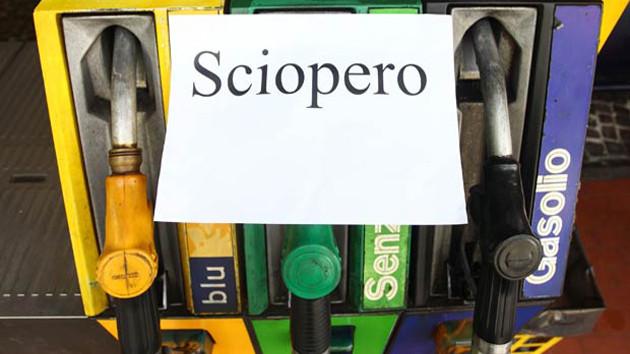 Carburanti, sciopero dei benzinai ridotto a 48 ore. Il Codacons: “E’ una presa per i fondelli”