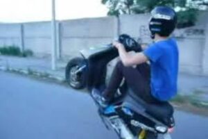 Adrano, fa lo spaccone con la moto: Polizia gli sequestra il mezzo e lui lo smantella