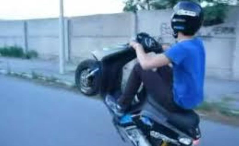 Adrano, fa lo spaccone con la moto: Polizia gli sequestra il mezzo e lui lo smantella