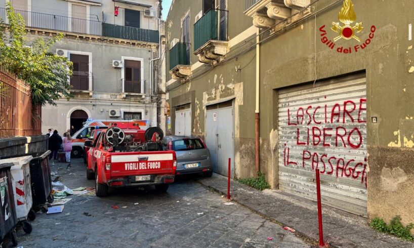 Catania, crollo parziale di un solaio in via Merlo a San Berillo: ferita una donna di 50 anni