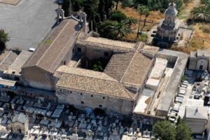 Paternò, sono finiti i loculi al cimitero: sindaco autorizza l’utilizzo temporaneo del ‘Monumentale’