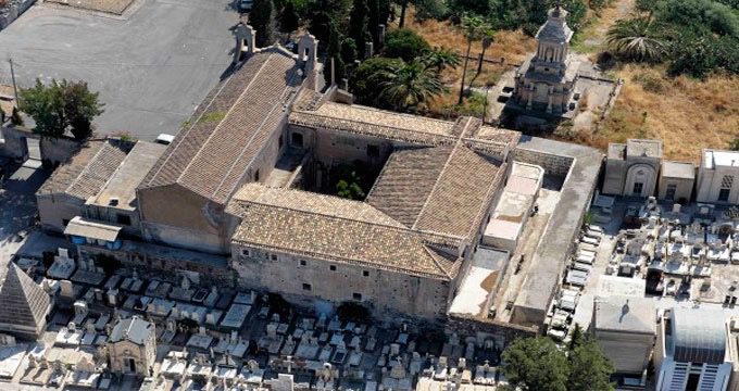 Paternò, sono finiti i loculi al cimitero: sindaco autorizza l’utilizzo temporaneo del ‘Monumentale’