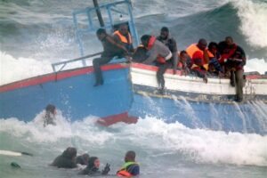 Migranti, 3 morti dopo naufragio a poche miglia da Lampedusa: una bambina di 2 anni e una donna tra le vittime