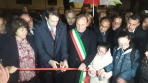 Paternò, inaugurata sotto la pioggia la Fontana di Piazza della Regione. Il Pd: “Privata del suo simbolo e della sua bellezza”