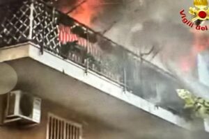 Catania, casa incendiata in viale Vasta: l’uomo trovato carbonizzato voleva mettere in salvo qualcosa