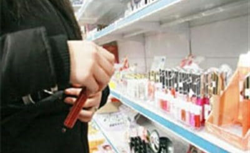 Catania, madre e figlio minorenne rubano profumi al centro commerciale muniti di distaccatore antitaccheggio