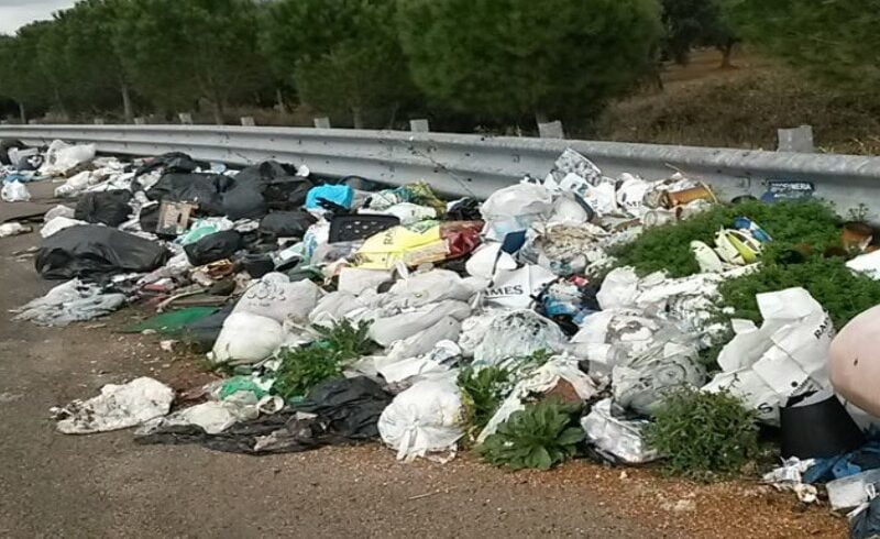 Catania, rifiuti sulle strade provinciali: riunione con i sindaci alla Città Metropolitana: “Sequestrare patente e auto agli zozzoni”