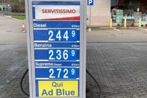 Carburanti, prezzi vendita da esporre nei rifornimenti. Il Governo: “Lo sconto delle accise è molto costoso”