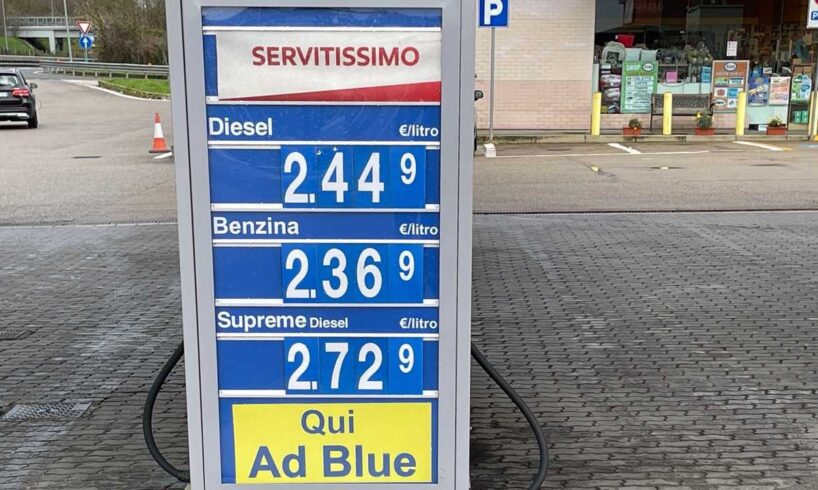 Carburanti, prezzi vendita da esporre nei rifornimenti. Il Governo: “Lo sconto delle accise è molto costoso”