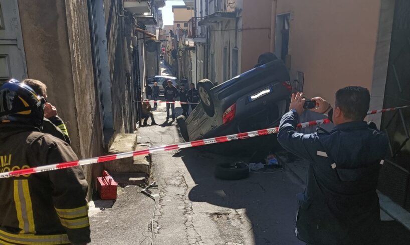 Paternò, auto si ribalta lungo via Sant’Anna: due donne ferite in maniera non grave