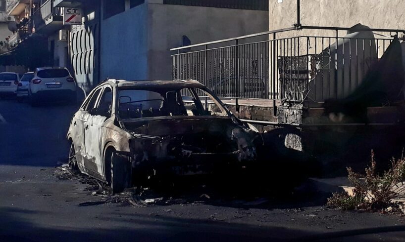 Belpasso, auto prende fuoco in via Rocco Chinnici: forse un guasto al motore