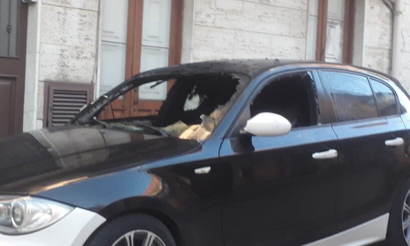 Paternò, auto Bmw va in fiamme in via Canonico Renna: non si esclude il dolo