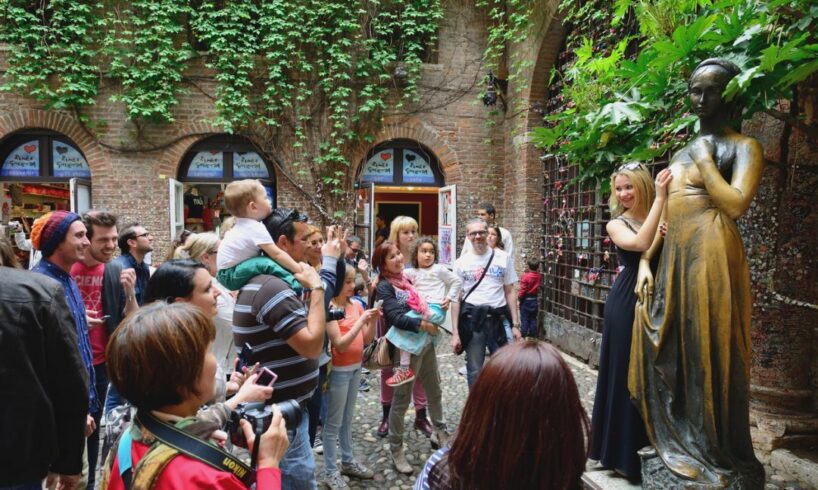 Verona, 2 euro per accarezzare la statua di Giulietta: l’amministrazione valuta l’ipotesi