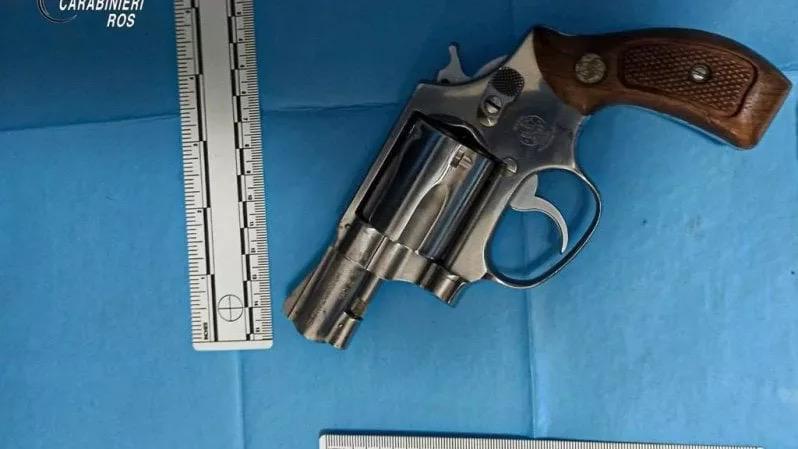 Messina Denaro, una pistola “Smith & Wesson” nel covo dell’ex superlatitante: era smontata