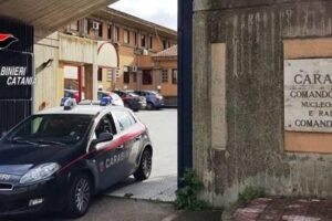 Gravina di Catania, a pranzo con i genitori li minaccia con un coltello: 33enne arrestato