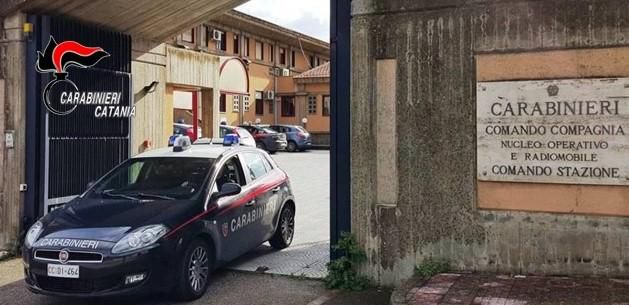 Gravina di Catania, a pranzo con i genitori li minaccia con un coltello: 33enne arrestato