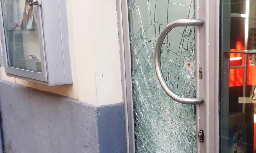 Paternò, colpi di pietra contro la vetrata di un negozio di via Vittorio Emanuele: tentato furto o atto vandalico