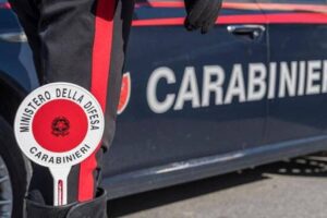 Palagonia, 19enne senza patente tenta la fuga in auto e urta l’auto dei carabinieri: arrestato