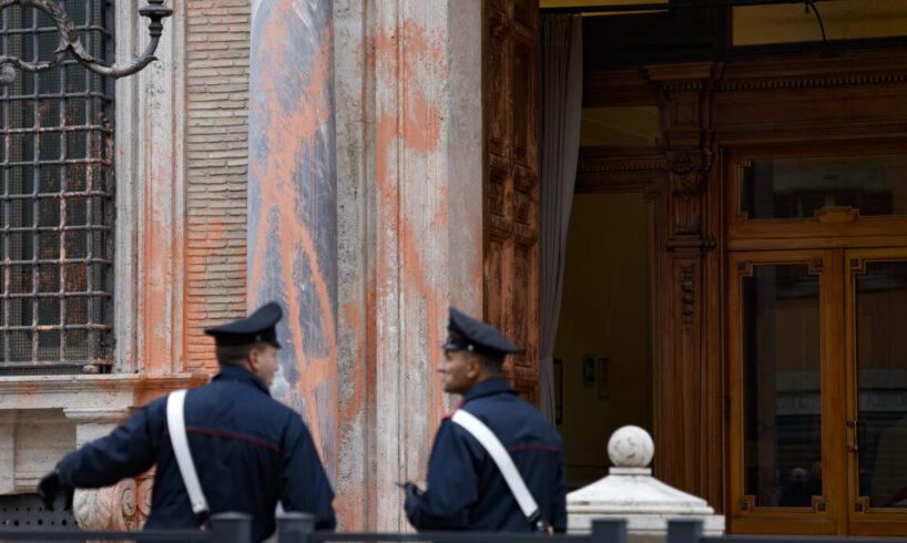 Roma, gruppo di ambientalisti imbratta la facciata di Palazzo Madama: condanna unanime del mondo politico