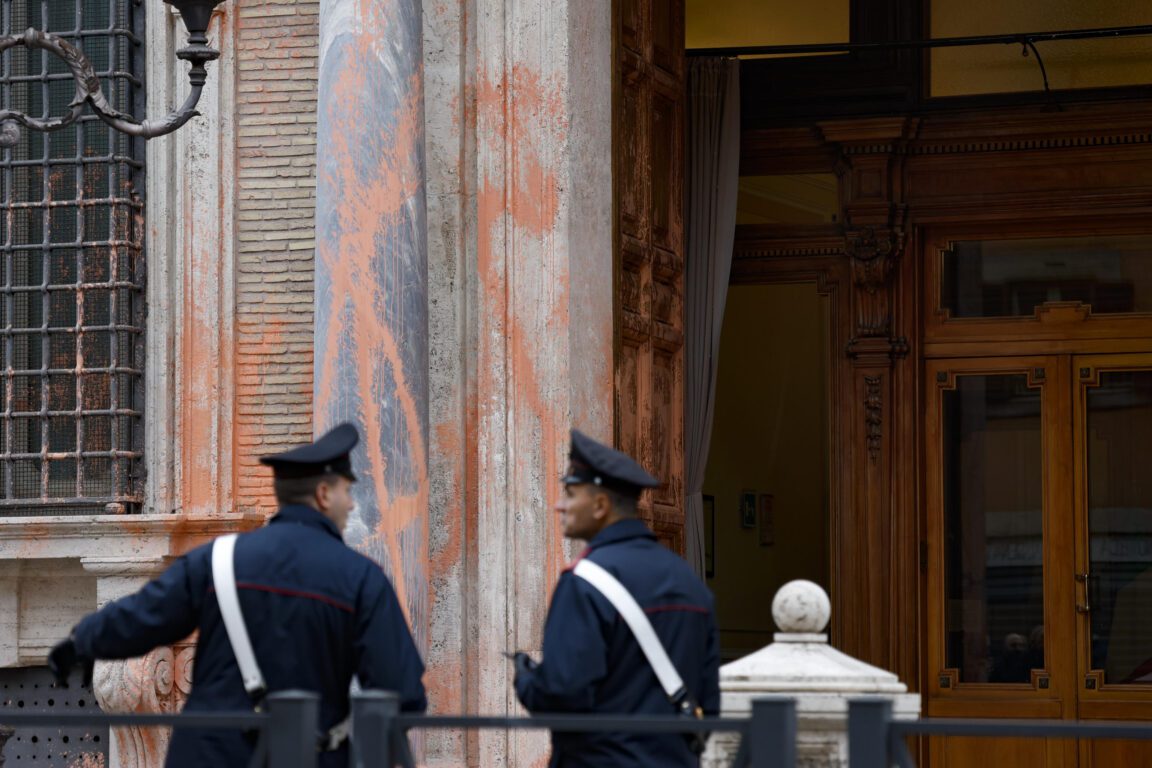 Roma, Gruppo Di Ambientalisti Imbratta La Facciata Di Palazzo Madama ...