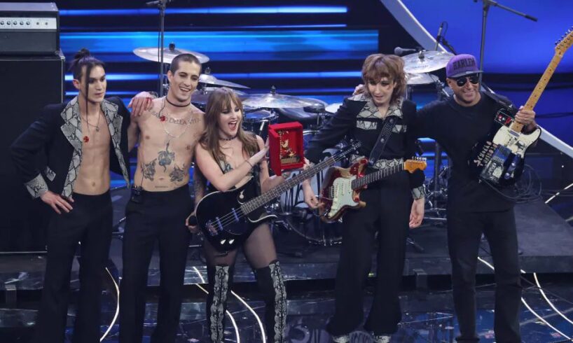 Sanremo, i Maneskin con Tom Morello infiammano il Festival: standing ovation per Mengoni