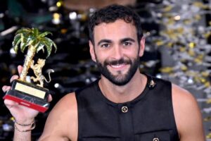 Mengoni si gode la vittoria a Sanremo: “Ora vado a divertirmi all’Eurovision Song Contest”