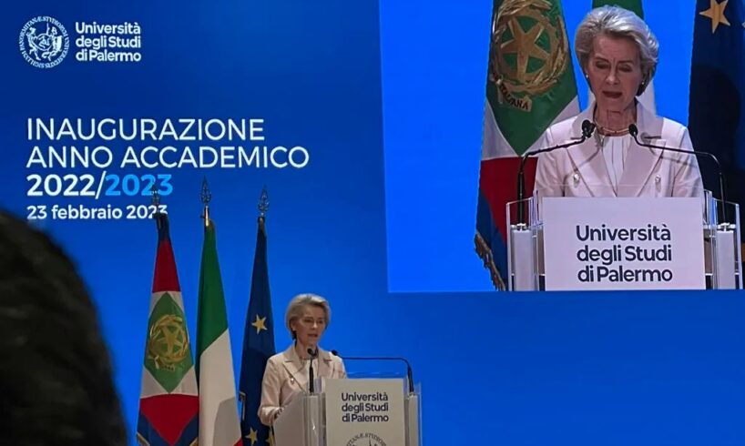 «NextGenerationEu sta investendo anche in un nuovo stabilimento di produzione di chip nei pressi di Catania, il primo del suo genere in Europa. Oltre a produrre processori che attualmente siamo costretti a importare da lontano, creerà anche 700 posti di lavoro altamente qualificati, come quelli per cui state studiando».