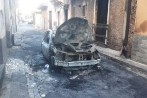 Paternò, auto s’incendia mentre è in marcia: conducente l’arresta e si allontana