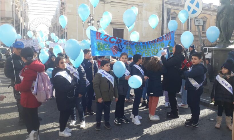 Paternò, giovani studenti del ‘Giovanni XXIII’ in corteo contro il bullismo e cyberbullismo