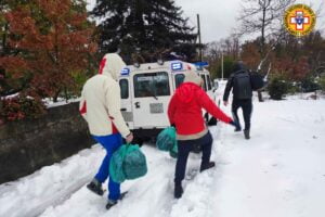 Maltempo, a Pedara soccorsi per famiglie con bambini e donna incinta: farmaci consegnati in un rifugio