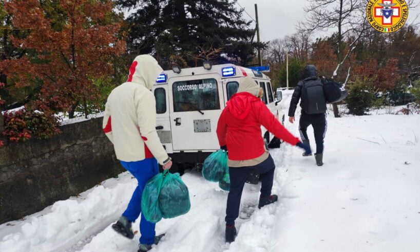 Maltempo, a Pedara soccorsi per famiglie con bambini e donna incinta: farmaci consegnati in un rifugio