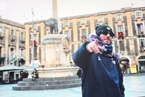 Catania, L’Elfo canta in apertura a ‘Viva Rai 2”: granita e brioche per salutare Fiorello (VIDEO)