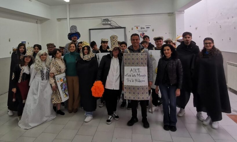 Paternò, Alice nell’Isola delle Meraviglie: a Carnevale gli studenti dell’Ipsasr fanno sfilare le bellezze della Sicilia