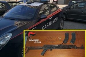 Catania, in casa dello spacciatore un Kalashnikov nella cesta dei panni sporchi: arrestato