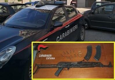 Catania, in casa dello spacciatore un Kalashnikov nella cesta dei panni sporchi: arrestato