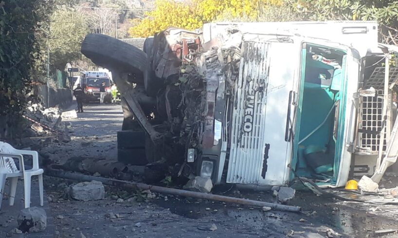 Ragalna, autocarro-frigo rompe i freni in via Canfarella e sbatte contro un muro: illeso il conducente