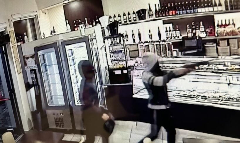 Catania: due arresti per rapine a profumeria, bar e farmacia. Agivano a volto coperto e con un taglierino (VIDEO)