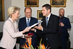 Sicilia, Galvagno dona a von der Leyen libro su Palazzo Reale di Palermo: “Dialogo con UE sia fruttuoso per dare futuro ai giovani”