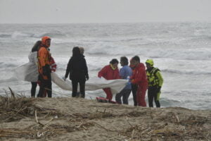 Migranti, naufragio davanti a Steccato di Cutro: recuperati 59 cadaveri. Fermato uno scafista