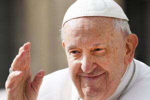 “Regalatemi la pace, ci vuole la pace”: la richiesta di Bergoglio nel suo primo ‘Popecast’