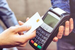 Pagamenti, il ‘cashless’ in Italia è al 40,4%: scontrino medio più basso a Catania