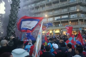 Calcio, il Catania torna in serie C: squadra in festa con tifosi per le vie della città