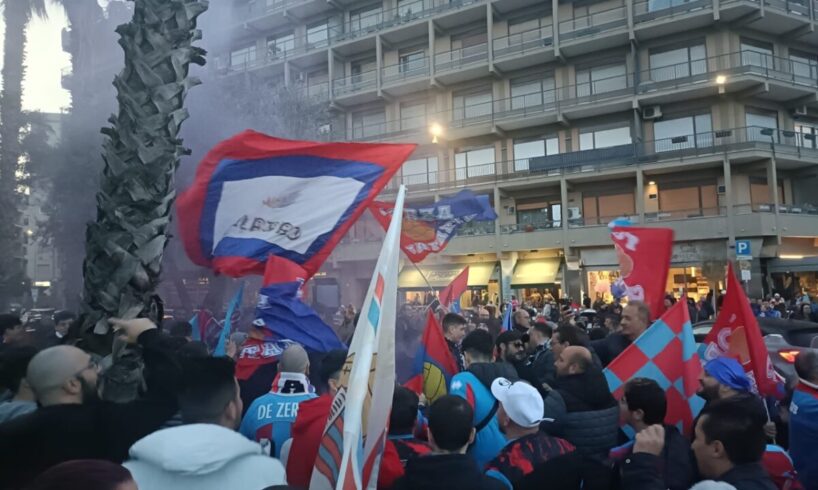 Calcio, il Catania torna in serie C: squadra in festa con tifosi per le vie della città