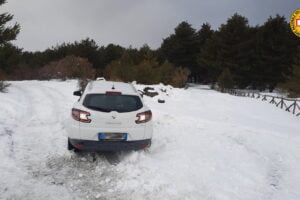 Etna, coppia con bimbo di 5 mesi bloccata dalla neve sul versante sud: ingannata dal navigatore