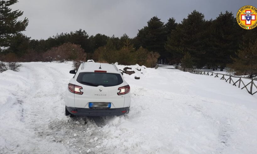 Etna, coppia con bimbo di 5 mesi bloccata dalla neve sul versante sud: ingannata dal navigatore