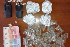 Catania, ricetrasmittente e vedette per controllare l’arrivo di ‘estranei’: arrestato spacciatore 23enne 