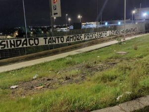 Striscioni in citta dei tifosi del Paternò calcio contro il sindaco Naso: "Sindaco inadeguato, lo stadio hai abbandonato"