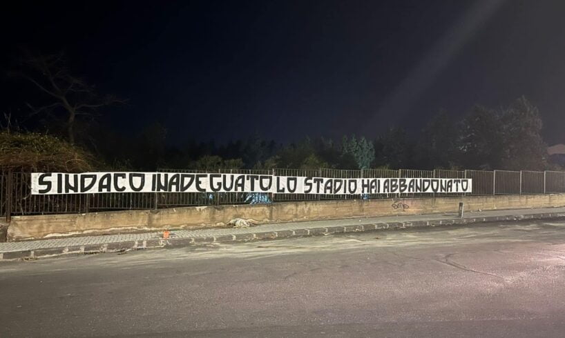 Striscioni in citta dei tifosi del Paternò calcio contro il sindaco Naso: "Sindaco inadeguato, lo stadio hai abbandonato"