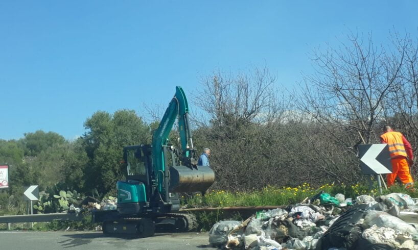 SS 284, si ripuliscono le piazzole di sosta stracolme di rifiuti: fase operativa dopo accordo in Prefettura tra Anas e Comuni